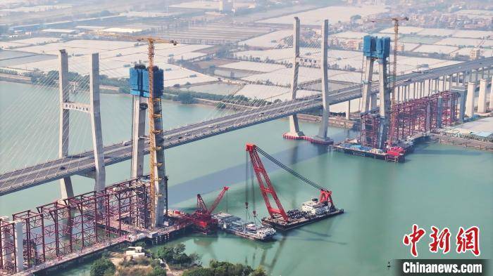 深江鐵路項(xiàng)目跨磨刀門水道主橋首片鋼桁梁架設(shè)成功:鋼笆片
