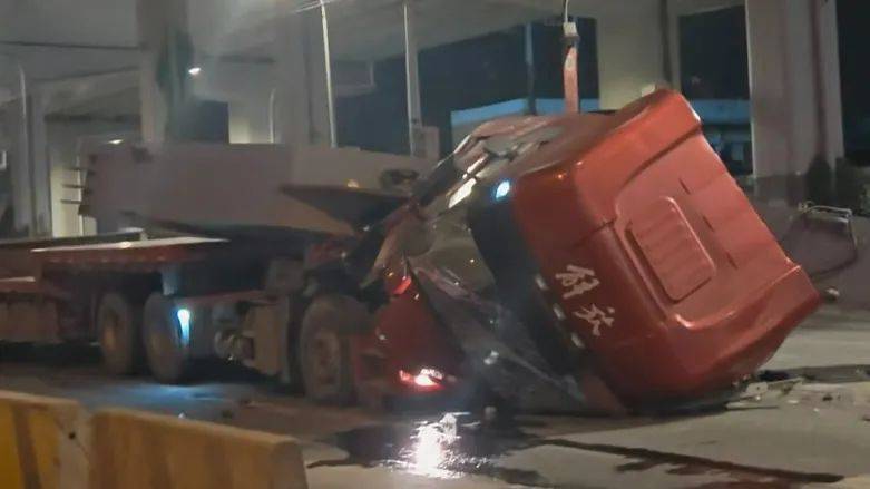 事發(fā)上海寶山！貨車剎車時(shí)，車載鋼構(gòu)件前沖撞翻駕駛室！現(xiàn)場(chǎng)一片狼藉:鋼笆片
