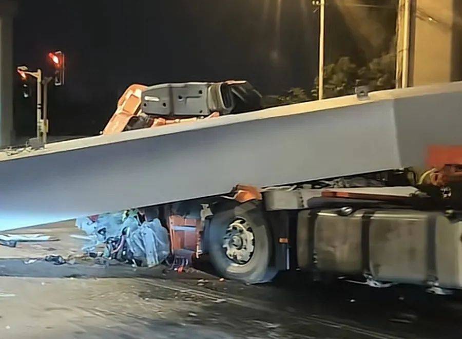 事發(fā)上海寶山！貨車剎車時<strong></p>
<p>鋼笆片
</strong>，車載鋼構(gòu)件前沖撞翻駕駛室！現(xiàn)場一片狼藉:鋼笆片

